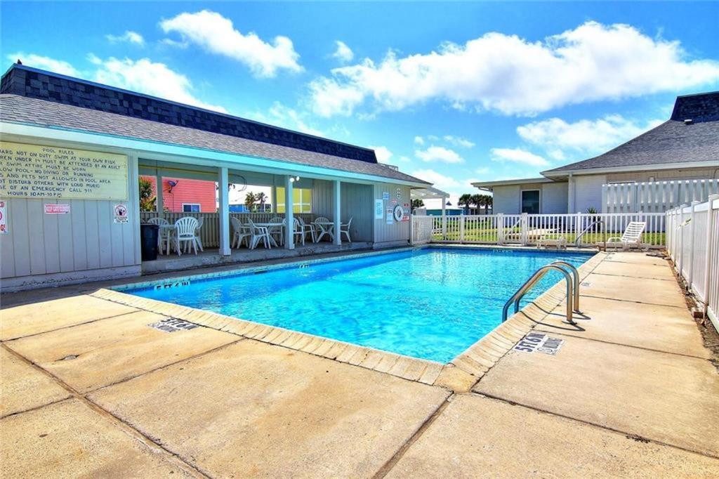 Ec126 Newly Remodeled, 2 Story, Three Bedroom Condo, Shared Pool & Grill, Boardwalk Port Aransas Exterior foto